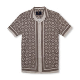 Camisa de manga corta con cuello campamento y estampado a juego